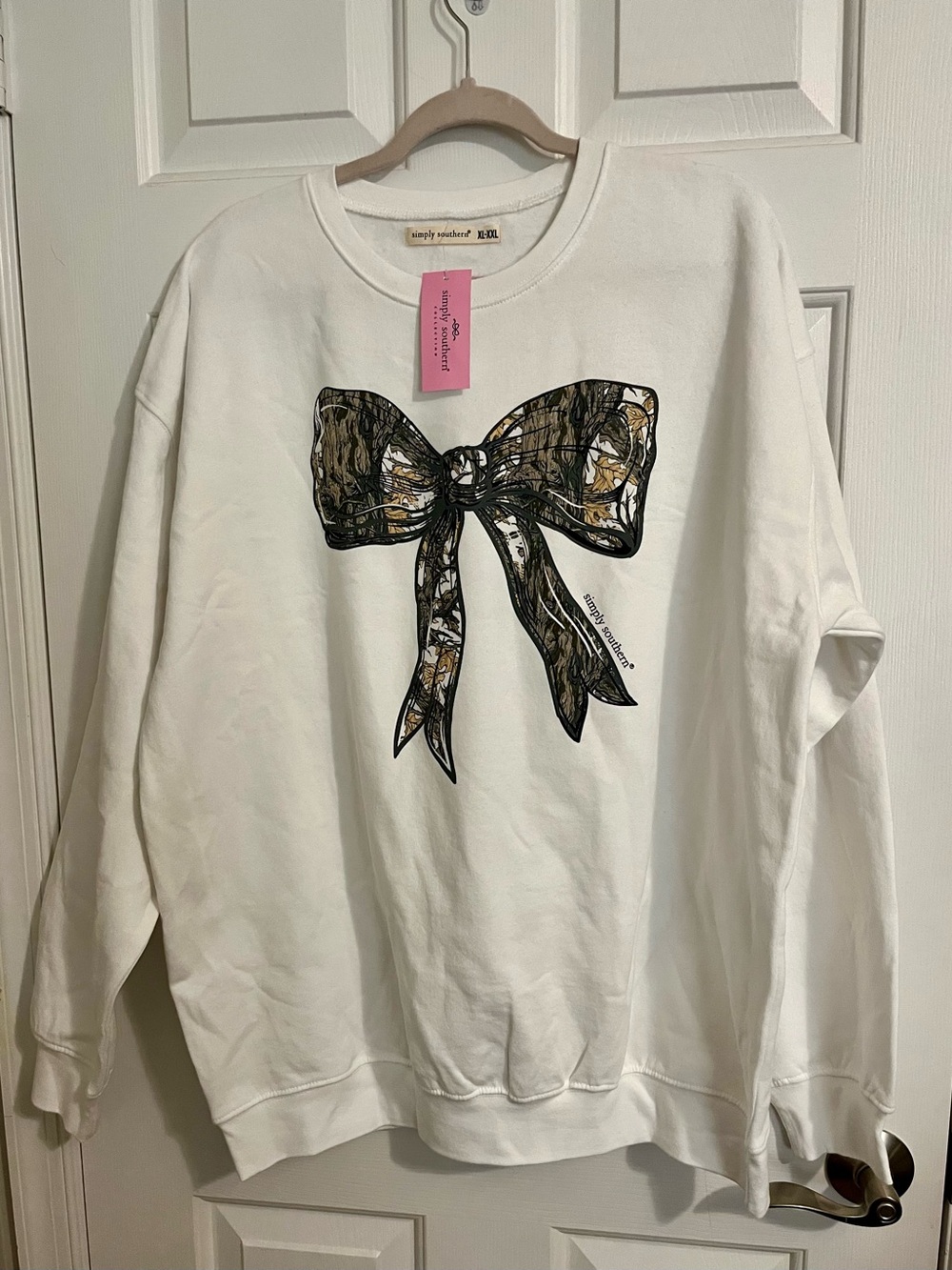 Simply Southern Women’s White Bow Graphic Camo Sweatshirt XL-XXL NWT